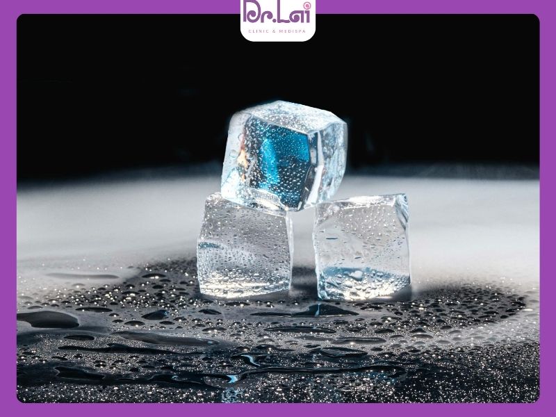 Chườm đá lạnh giúp giảm độ sưng tấy của mụn
