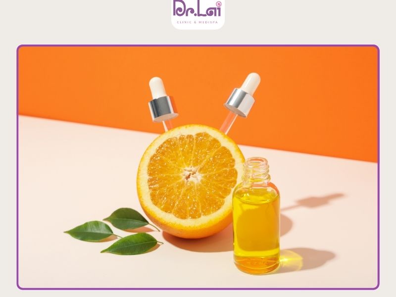 Vitamin C là chất phổ biến được dùng làm sáng da, chống oxy hóa tốt