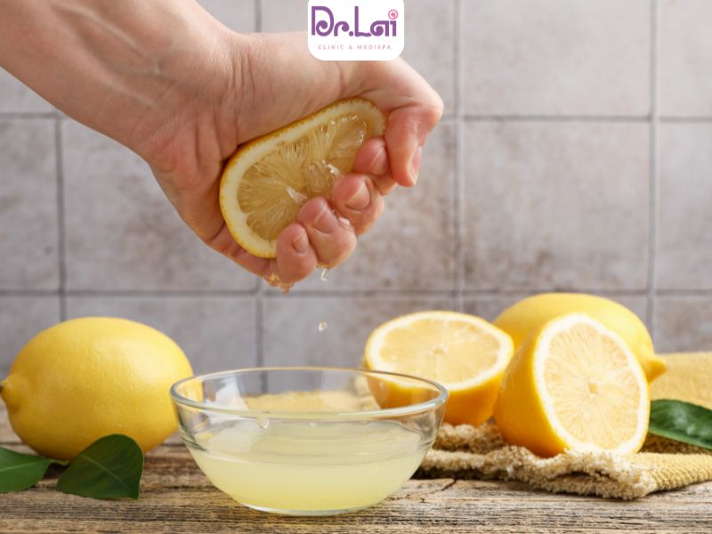 Nước chanh giúp tẩy tế bào chết nhẹ và làm mờ đốm sắc tố 