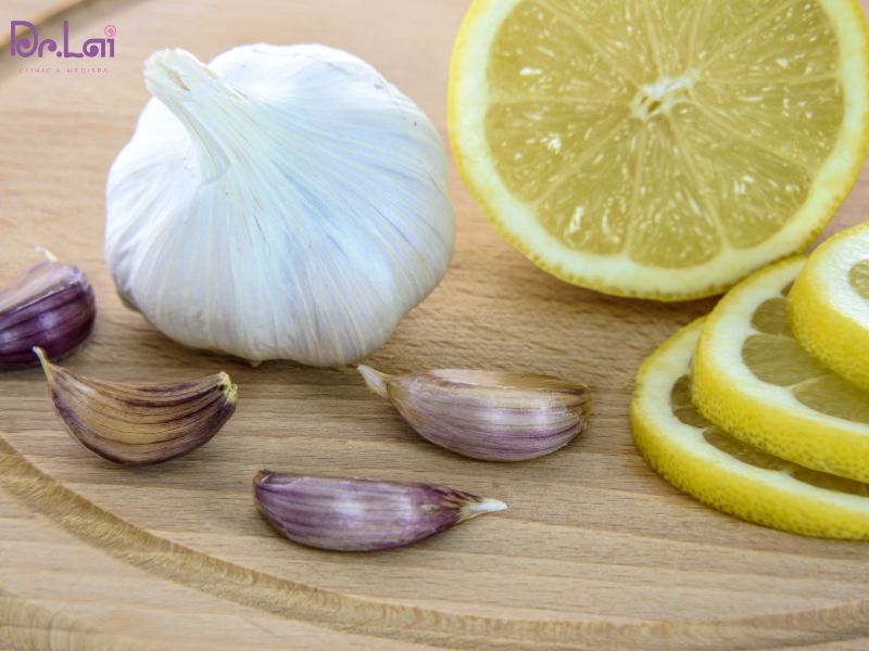 Điều trị mụn thịt bằng chanh và tỏi