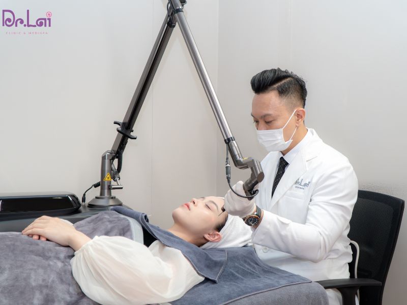 Laser trị thâm mụn là sử dụng ánh sáng tác động lên các sắc tố melanin