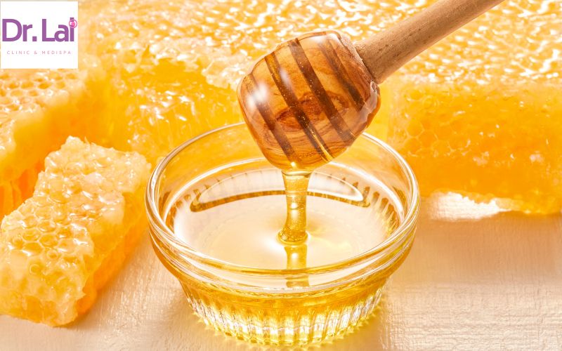 Làm mờ nám tàn nhang bằng mật ong